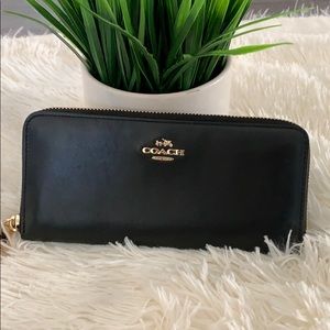 Beautiful Coach Zip Around Wallet